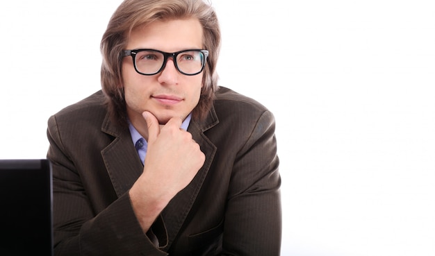 Hombre joven y guapo con gafas