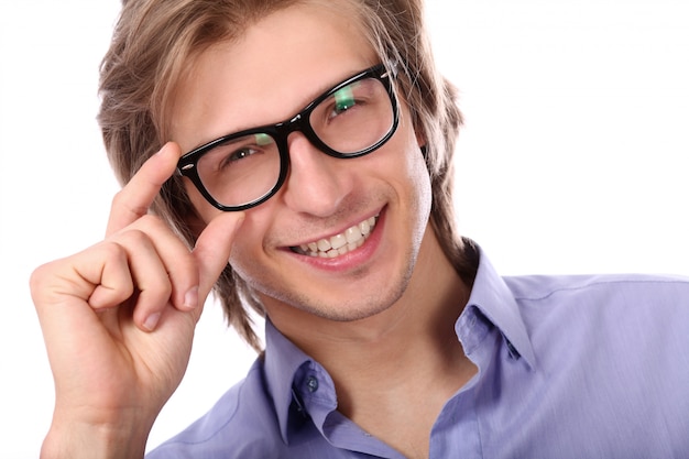 Hombre joven y guapo con gafas