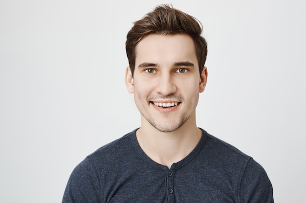 Hombre joven guapo con nuevo corte de pelo con estilo