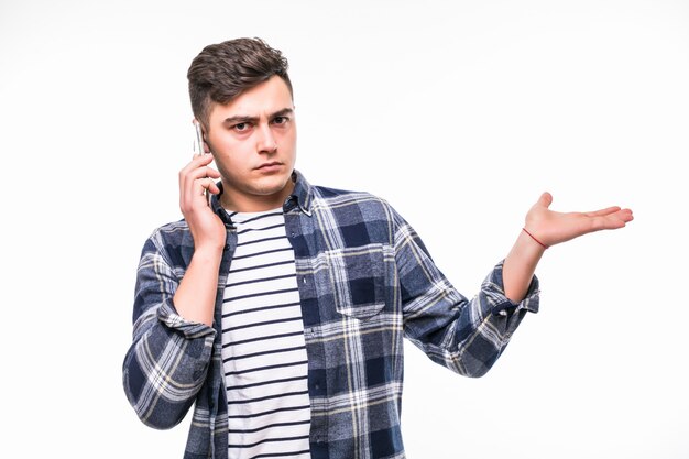 Hombre joven guapo con el pelo oscuro con teléfono celular