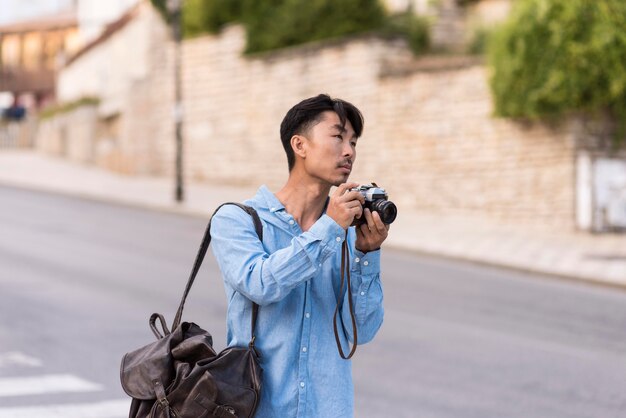 Hombre joven guapo de vacaciones