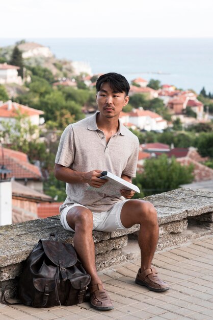 Hombre joven guapo de vacaciones