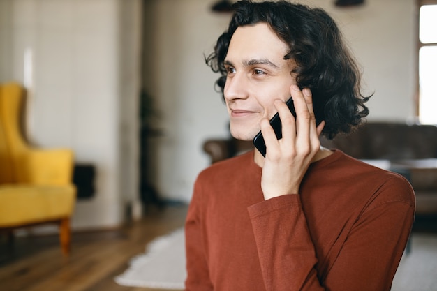 Hombre joven haciendo una llamada telefónica. Tecnología y comunicación