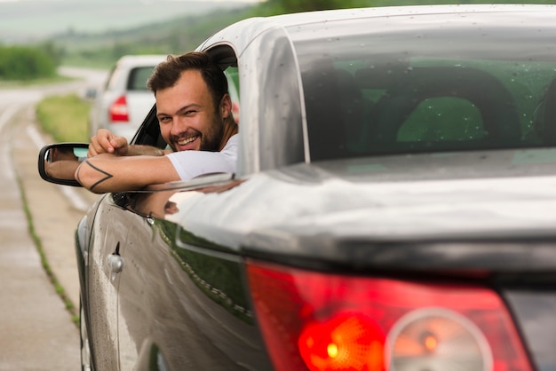 Hombre joven haciendo un road trip