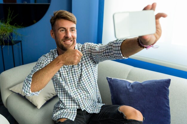 Hombre joven haciéndose un selfie