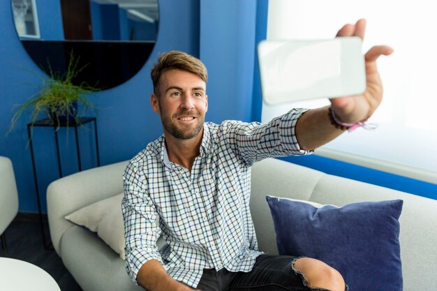 Hombre joven haciéndose un selfie