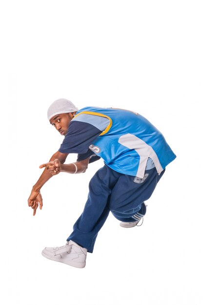 Hombre joven de hip-hop que hace movimiento fresco en el fondo blanco