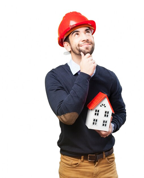 Hombre joven imaginando su futura casa