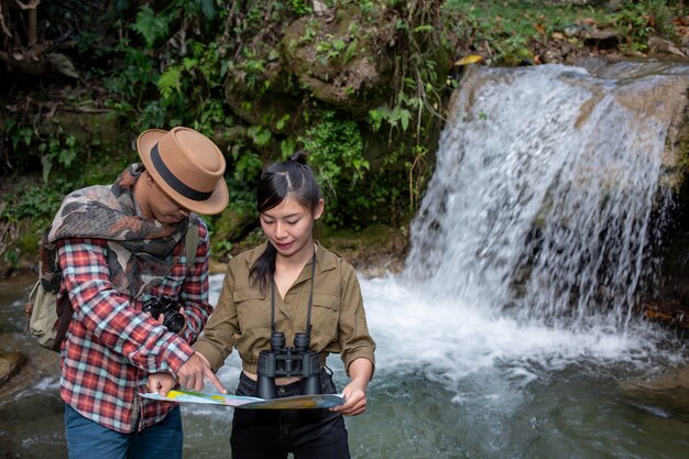 Foto gratuita hombre joven y joven excursionista