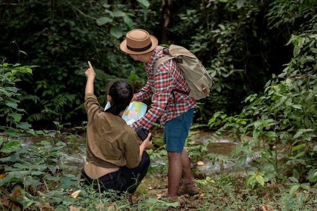 Hombre joven y joven excursionista