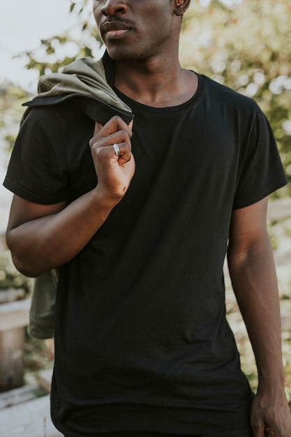 Hombre joven, llevando, camiseta negra