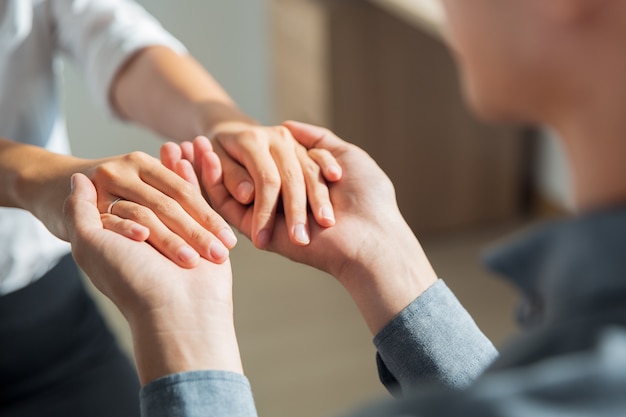 hombre joven de la mano de la novia