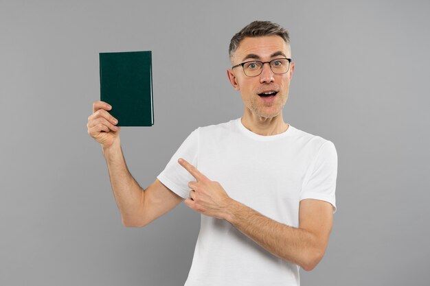 Hombre joven con maqueta de ropa