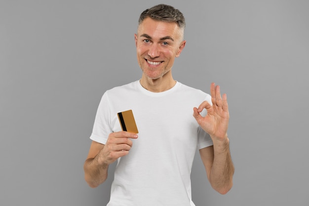 Foto gratuita hombre joven con maqueta de ropa