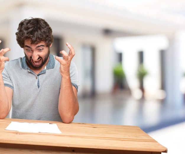 hombre joven en una mesa. expresión de preocupación