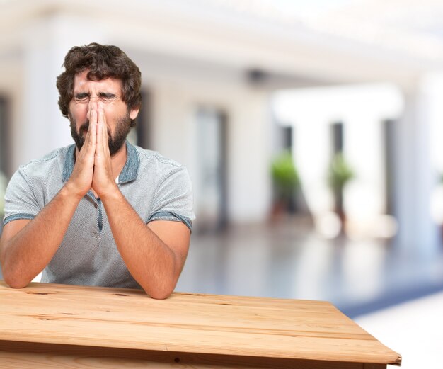 hombre joven en una mesa. expresión de preocupación