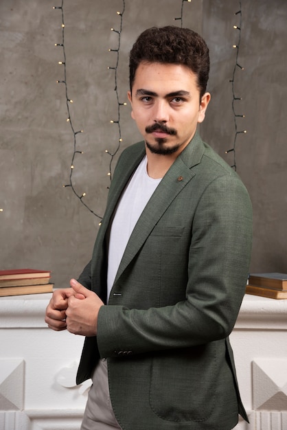 Hombre joven con mirada confiada.