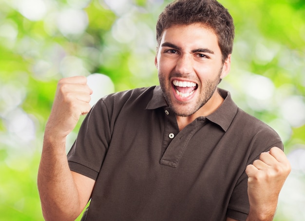 Hombre joven mostrando gesto del ganador