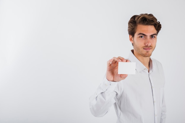 Foto gratuita hombre joven mostrando su tarjeta de visita