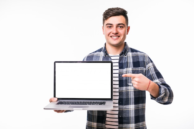 Hombre joven de pelo negro que demuestra algo en la computadora portátil brillante