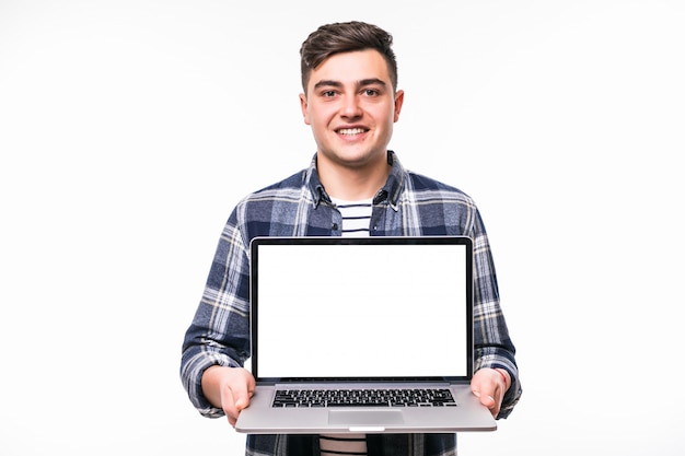 Hombre joven de pelo negro que demuestra algo en la computadora portátil brillante