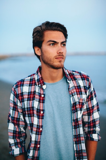 Foto gratuita hombre joven en la playa