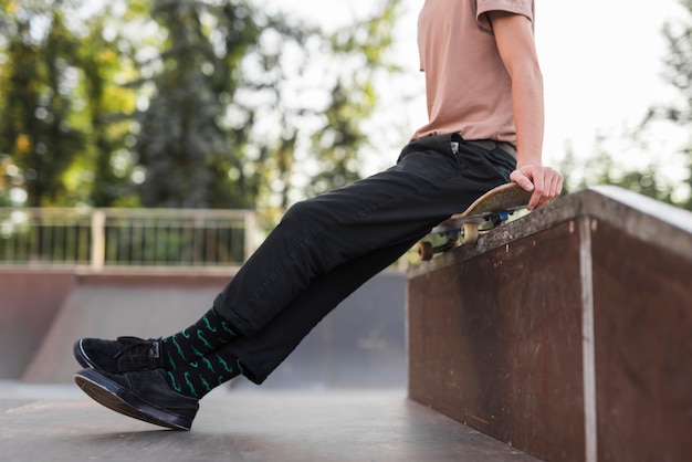 Foto gratuita hombre joven posando con patineta