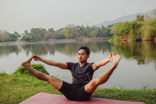 Hombre joven en pose de yoga