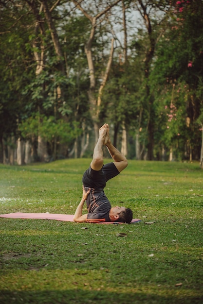 Hombre joven con postura acrobática