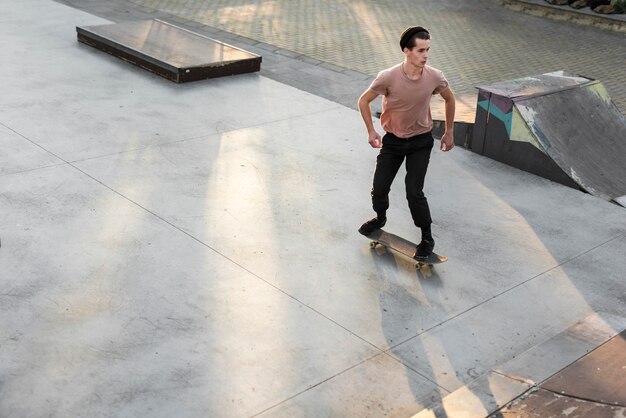 Hombre joven practicando con la patineta