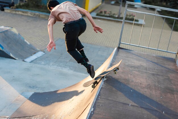 Hombre joven practicando con la patineta