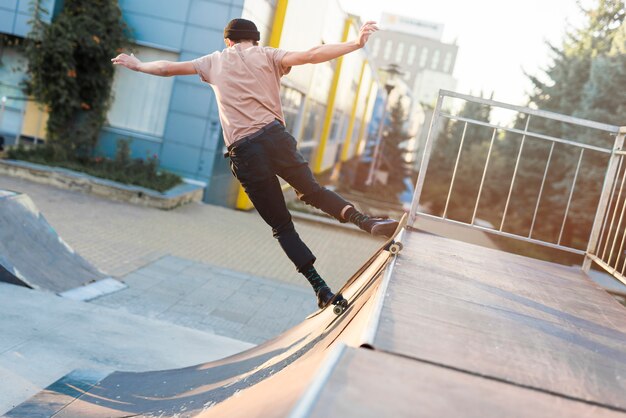 Hombre joven practicando con la patineta