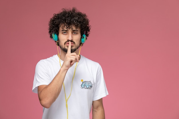 hombre joven que guarda el secreto con una camiseta fresca