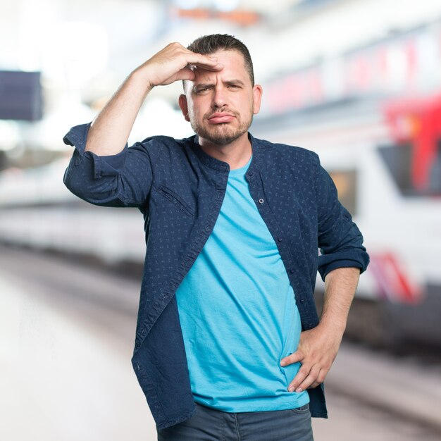 El hombre joven que llevaba un traje azul. Con aspecto cansado.