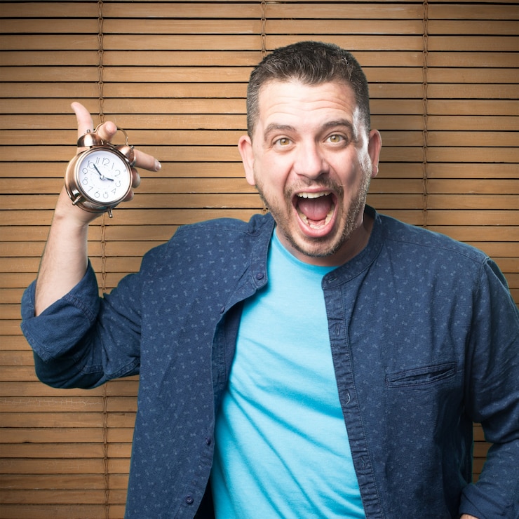 Foto gratuito el hombre joven que llevaba un traje azul. celebración de un reloj. él está gritando.