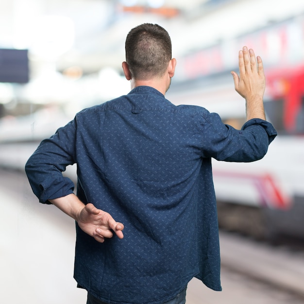 El hombre joven que llevaba un traje azul. Engañando.