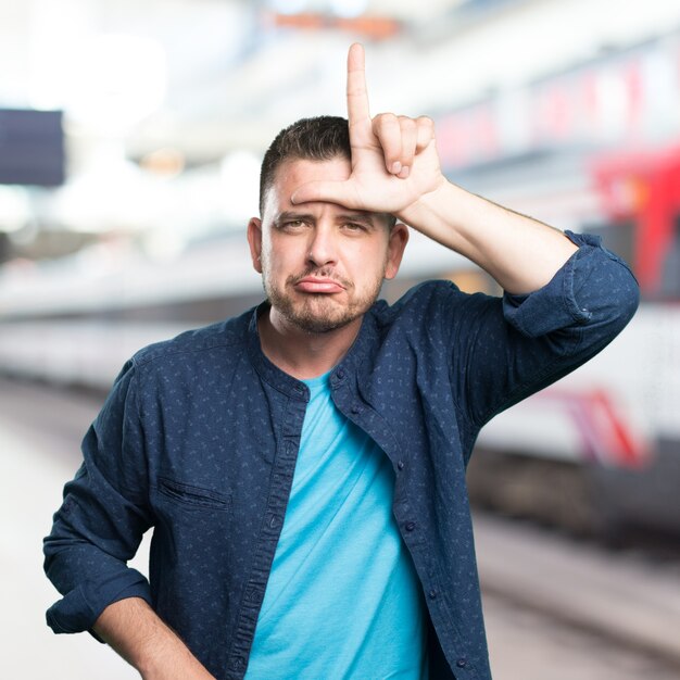 El hombre joven que llevaba un traje azul. Haciendo el gesto más flojo.