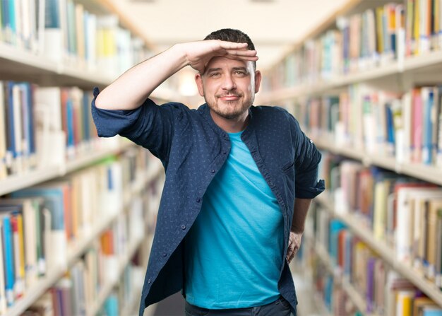 El hombre joven que llevaba un traje azul. Mirando hacia el horizonte.