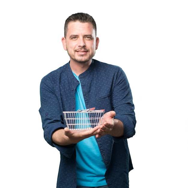 Foto gratuita el hombre joven que llevaba un traje azul. ofering una cesta.