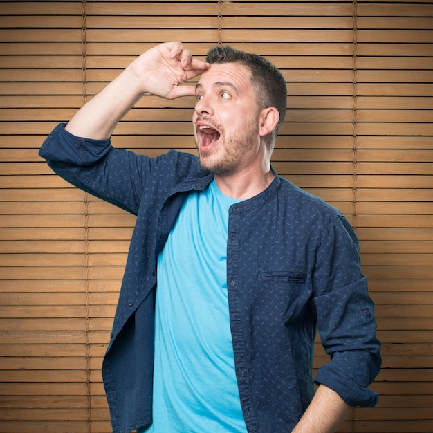 El hombre joven que llevaba un traje azul. El parecer sorprendido.