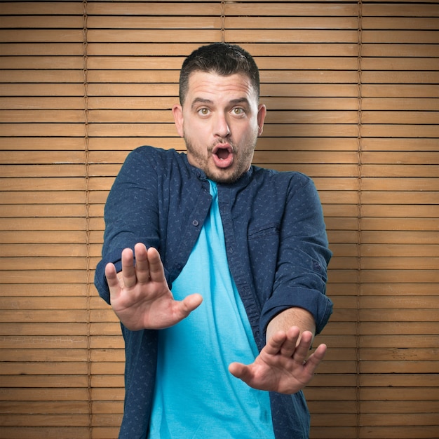 El hombre joven que llevaba un traje azul. que parece asustado.