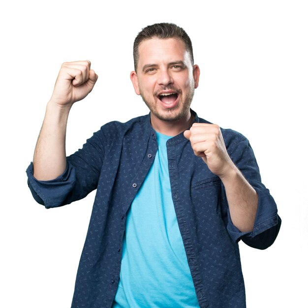 El hombre joven que llevaba un traje azul. Que parece feliz.