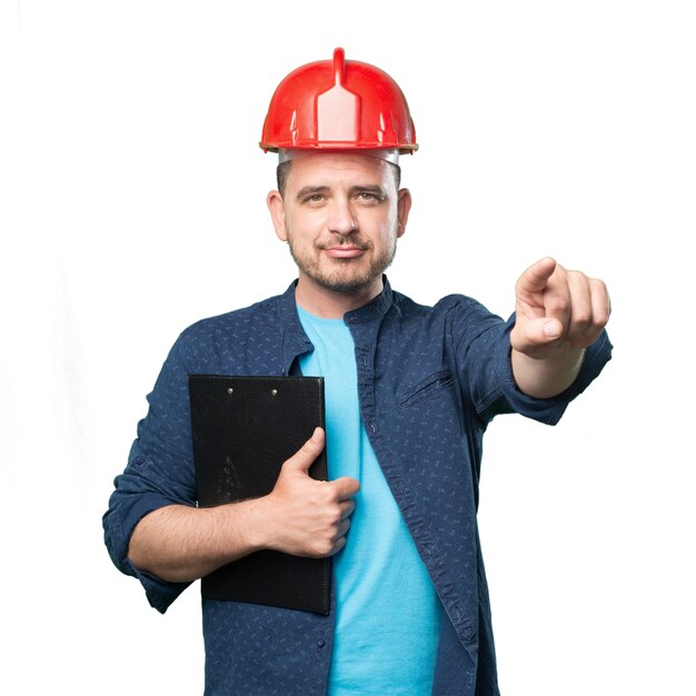 El hombre joven que llevaba un traje azul. El uso de casco rojo. que apunta a