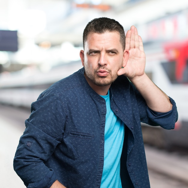 El hombre joven que llevaba un traje azul.