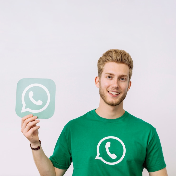 Foto gratuito hombre joven que sostiene el icono de whatsup contra el fondo blanco