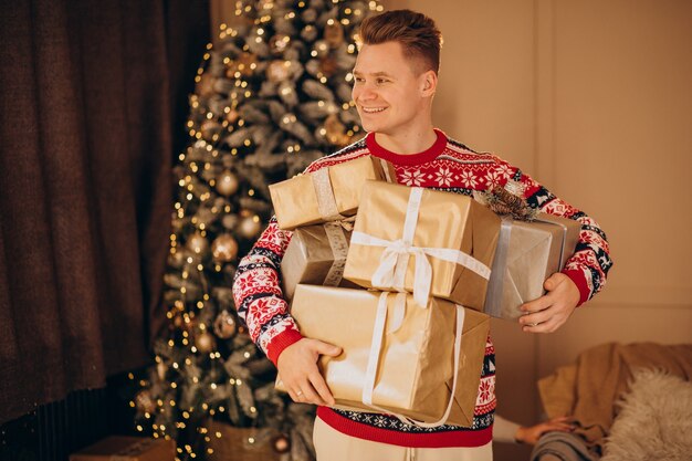 Hombre joven con regalos de Navidad