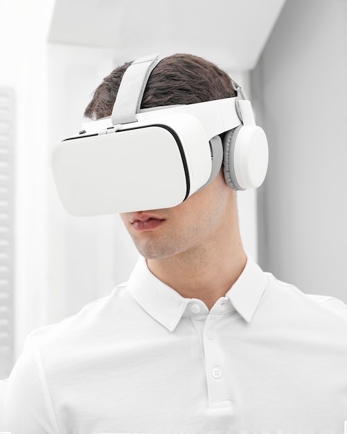 Foto gratuita hombre joven con simulador de realidad virtual