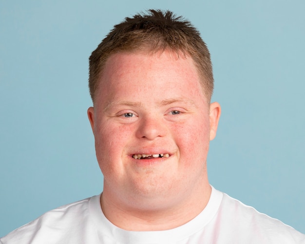 Hombre joven con síndrome de Down, retrato de rostro sonriente