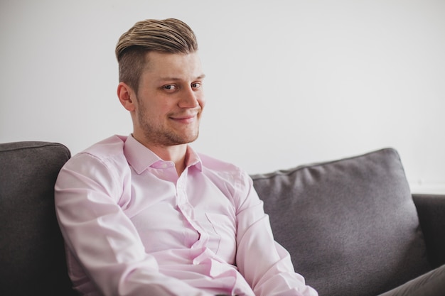 Foto gratuita hombre joven sonriendo