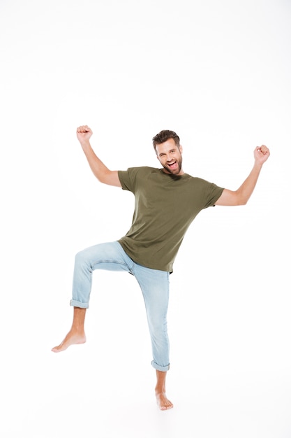 Foto gratuita hombre joven sonriente que se coloca aislado.